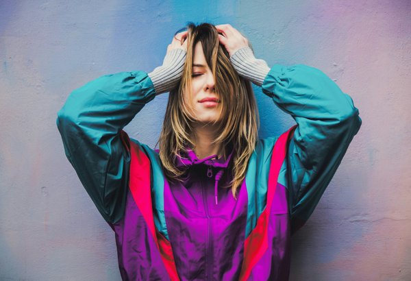 Quelles astuces pour combiner un blazer en velours avec une jupe plissée pour un look de bureau chic ?